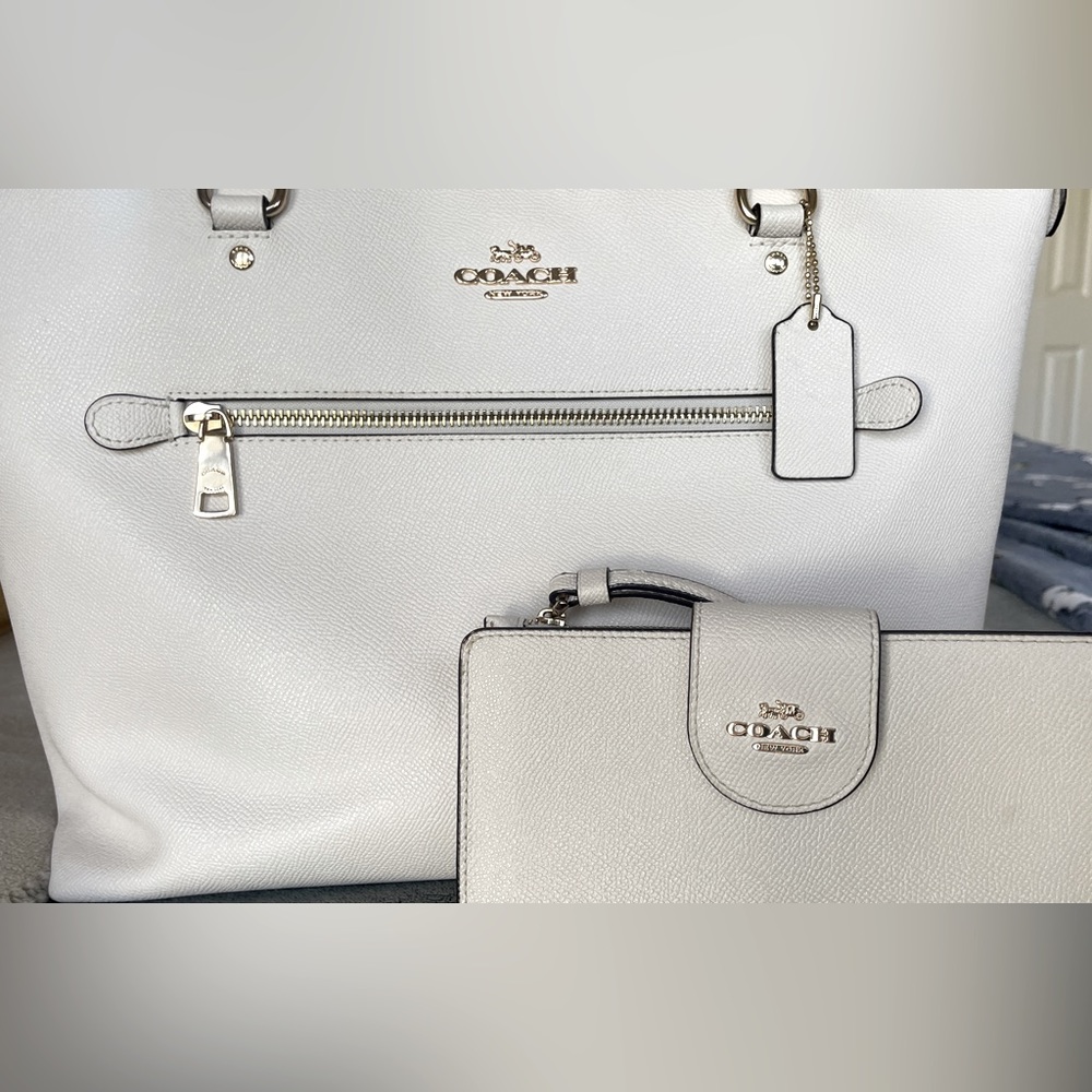 Beautiful bundle leather wallet and tote coach handbag- fair condition!